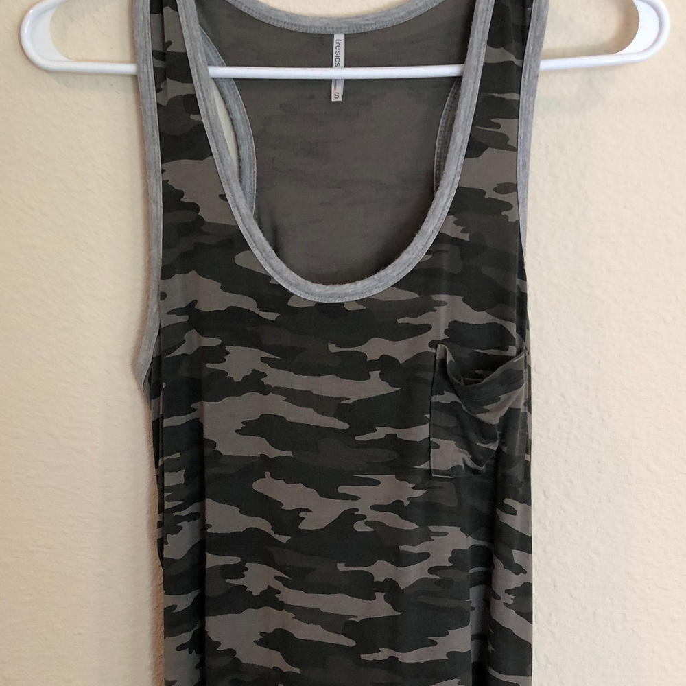 ☮️ 2/$15 ☮️ Tresics camo tank top